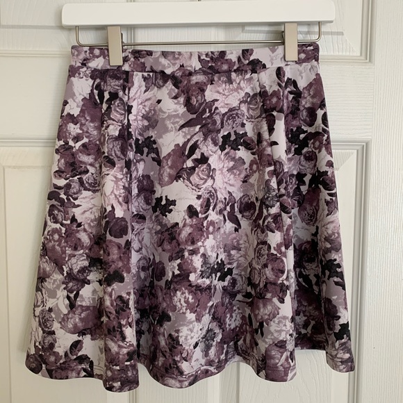 SOLD💜🤍White & Purple Skater Skirt - Picture 2 of 4